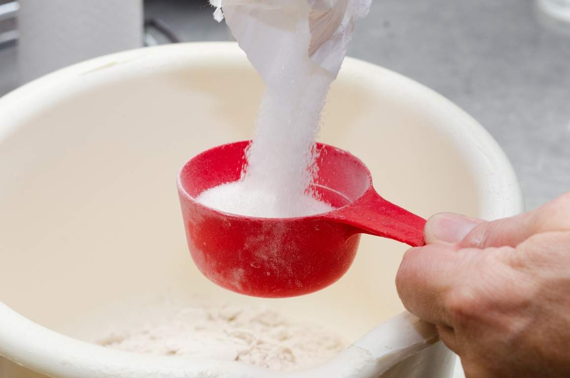 Pouring up sugar during baking